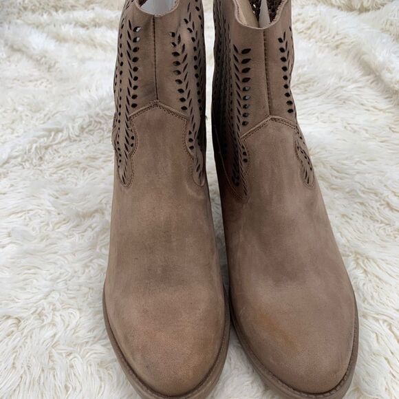 Nwot Coolway Tan Heeled Booties. Size 9. - Picture 2 of 9
